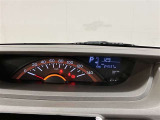 視認性に優れたメーターを採用しており、走行中でも車速や情報が分かりやすく表示されます。運転時の視線移動をむりのない範囲に抑え、快適で安心感のあるドライブをサポートします。