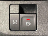 指先だけで簡単に操作が可能な電動パーキングブレーキを採用。「HOLD」スイッチを押すと、渋滞や信号待ちなどでブレーキペダルから足を離しても、ブレーキを保持するので安心です