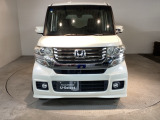 【HID】ディスチャージヘッドライトが装備されています。夜間走行時や雨の日に明るく安全に前方を照らすことが出来ます。対向車からも見えやすいので相手に接近を知らせることも出来ます。