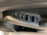 電動格納式リモコンドアミラーと、パワーウィンドウスイッチ等は運転席ドアにあります。