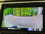 【バックカメラ】駐車時に後方がリアルタイム映像で確認できます。大型商業施設や立体駐車場での駐車時や、夜間のバック時に大活躍!運転スキルに関わらず、今や必須となった装備のひとつです!