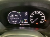 ハイブリット車専用のメーターです。右側の大型スピードメーターに加え、ステアリングスイッチを使って左のマルチインフォメーション・ディスプレイで燃費や動力伝達などの情報が見れるようになっています。
