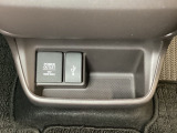 アクセサリーソケットはUSBのアダプターなどをつければ、スマホの充電にも使えます。横にはナビゲーション用の外部入力可能なUSB端子がついており、周辺には物が置けるボックスがついています。
