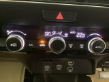 【オートエアコン】ボタン一つで理想の空間へ。季節を問わず、乗る人全員が心地よく過ごせる温度を自動で作り出します。いつでも安定した快適さを提供してくれる、ドライブの強い味方です。