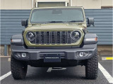 Jeepの象徴7スロットグリルがインパクトあります。フロントに障害物センサーを標準装備しております。
