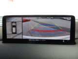 車両の前後左右にある4つのカメラを合成することで、まるでご自身のクルマを空から見ているような俯瞰での映像を映し出してくれます。バック時ももちろんのこと、前進時に視界の悪い交差点でも役に立ちますね。