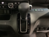 CVT車のセレクトレバーです。低速から高速まで、変速ショックのないスムーズな走りを実現するとともに、エンジン効率のよい領域を維持することで燃費にも貢献します。