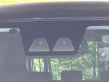【スマートアシスト】走行中に前方の車両等を認識し、衝突しそうな時は警報とブレーキで衝突回避と被害軽減をアシスト。より安全にドライブをお楽しみいただけます。