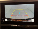 後方の見える安心をお届けするバックガイドモニター付:バックするときのアシストラインもあって楽々バック!車庫入れや縦列駐車をサポートし、苦手な駐車も安心です!今やもう手放せない装備ですネ♪