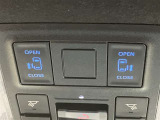 両側パワースライドドアを採用しており、運転席から簡単に開閉操作が可能です。駐車場や狭い場所でも扱いやすく、乗車時・降車時の負担を軽減します。