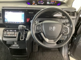 【ハンドル】運転にかかわる様々な操作を安全に行えるように視点移動が少なく操作性に配慮されたスイッチ類が凝縮されたコックピットです。