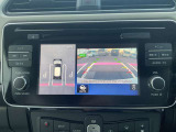 アラウンドビューモニターは4個のカメラを合成してまるで上から撮影した様な駐車場のどの位置にいるかとてもわかり易い機能です