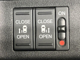 【両側パワースライドドア】スマートキーや運転席のスイッチで後席両側スライドドアの開閉が可能♪電動だから力を入れてドアを開ける必要が無く、小さなお子様でも簡単に開け閉めでき快適です♪