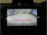 リヤビューカメラには、ハンドル操作に連動したガイドラインを表示。後退時の進路が把握しやすく、駐車や車庫入れを安心して行えます。