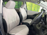 運転席まわりには十分なスペースがあり、大柄な方でもゆったり運転していただける環境です。