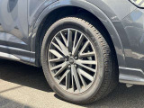 19インチ純正アルミホイール装備 全車両に標準装備の純正アルミホイールは、純正ならではのバランスの良いデザインと、走行安定性をお楽しみ頂けます。