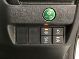 VSA装備車です。VSAはドライバーの操作と車の動きを見守っています。もし車の挙動が乱れたとき、4輪別々にブレーキをかけたり、エンジンパワーをしぼることによって車を安定させます。