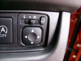 ドアミラースイッチは運転席のアームレスト付近にあります。キースイッチ(電源ポジション)がONまたはOFFでACC状態のときに操作できます。