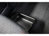 運転時の靴などを収納するときに便利な助手席シート下の収納スペースです。