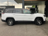 【ホイールアーチ】台形ホイールアーチはJeep伝統のデザインです。採用している理由は諸説ありますが、オフロードを走行する際にタイヤとボディが干渉しあわないよう配慮した作りにするためとなります。