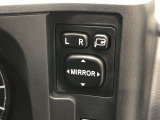 電動格納式ドアミラー付き。駐車場へ停めた時に、ボタン一つで左右のドアミラーをたたむ事ができます。