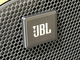 【JBLサウンドシステム】メーカーオプションの高品位サウンドシステムを搭載。専用のチューニングが施された大小様々なスピーカーから良質なサウンドが奏でられ、臨場感あふれる音響空間を演出します。
