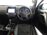 革巻きステアリングで快適な操作性の運転席です。