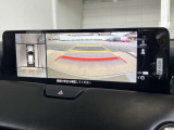360度ビューカメラを搭載。4方の小型カメラの映像を処理し、車両真上からの映像に変換しています。