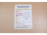 【車両検査証明書】店頭にて、クルマの状態が一目で分かる査証明書を公開中。トヨタ認定検査員が厳しく検査し、状態を点数と図解で表示しています。修復歴はもちろん、傷やヘコミの箇所や程度がご確認いただけます。
