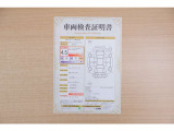 【車両検査証明書】店頭にて、クルマの状態が一目で分かる査証明書を公開中。トヨタ認定検査員が厳しく検査し、状態を点数と図解で表示しています。修復歴はもちろん、傷やヘコミの箇所や程度がご確認いただけます。