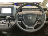 【ハンドル】運転にかかわる様々な操作を安全に行えるように視点移動が少なく操作性に配慮されたスイッチ類が凝縮されたコックピットです。