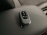 スマートキーは荷物を持っている時でも、キーを取り出さずドアの施錠・開錠ができます。