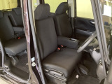 女性でも運転がしやすいように、シートの高さ調整機能(シートリフター)がついています。運転席と助手席の間が空いている為、助手席側への移動がスムーズです。交通量の多い道でも助手席側から乗り降りができます。