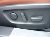 運転席は電動シートでリフター付きです