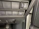 対向車がいないとき、見通しの悪い道路は暗くて怖いですよね。。。こちらのクルマはオートマチックハイビーム搭載です!対向車の有無で自動でハイ・ロウビームに切り替えます。