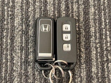 カギをバッグやポケットに入れたままでもドアロックの開閉やエンジン始動ができるスマートキー付き!暗くなってもキー穴を捜す必要が無くとても便利で人気の装備です!取扱説明書とメンテナンスノートも付いています