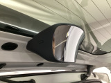 【後方視角支援ミラー】車両の後方付近を視覚的に確認するミラーです。広角ミラーとして設計されており、死角になりやすい後方付近の確認に役立ちます。