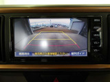 バックモニター付きで慣れない駐車場や車庫入れをサポートします。