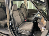 乗降がしやすい運転席。高さが調節できて小柄な方でも運転しやすいポジションをとることができます。