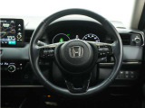 【本革巻きステアリング+ステアリングヒーター】ステアリングは運転中、常に触れる部分。しっとりとした上質な触れ心地がドライブ体験を彩ります。ハンドルヒーターも加わり、冬の冷たさも解決です♪
