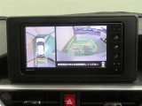 パノラミックビューモニター搭載。カメラで車両周囲の状況を映し出すため、狭い場所での駐車などに役立ちます。