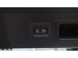 こちらは電動バックドアが付いておりますのでボタン一つでドアの開閉が出来ます。