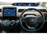 運転にかかわる様々な操作を安全に行えるように視点移動が少なく、操作性に配慮されたスイッチ類が凝縮されたコクピットです。