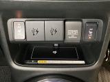 前席の左右別々のシートヒータースイッチが付いています。スイッチの間にはアクセサリーソケットと外部入力や充電可能なUSB端子がついており、下にはワイヤレス充電器を装備してます。