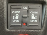 【両側パワースライドドア】両側がパワースライドドアになっており、運転席のスイッチやスマートキーでも開閉が可能です!開口部も広いので乗り降りも楽々♪