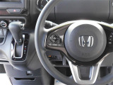 ステアリングには様々なスイッチが付いておりますので運転しながらの操作も楽ちんです♪