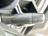 【オートライト】周りの明るさに応じて自動でヘッドライトの点灯・消灯ができる機能です!ライトの付け忘れ・消し忘れなどが無くなり、雨の日や夕方の走行も安心!トンネル通過時も便利ですね♪