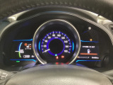 ハイブリット車専用のメーターです。中央のスピードメーターより左右のサブデスプレイで燃費や動力伝達などの情報が見れるようになっています。