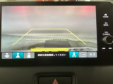 【バックカメラ】運転が苦手な方も車庫入れラクラクです!ギアをリバースに入れれば自動的に切り換わりますので、面倒な操作は不要です♪狭い駐車場もお車を傷つけず安心ですね!
