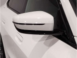 BMWのミラーは車種によって異なりますがレーンチェンジウォーニングが装備されております。詳しくは当店スタッフまでお問い合わせくださいませ。
